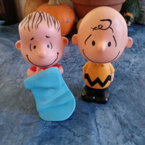 Charlie Brown Halloween plate with bonus figures - Picture 5 of 5